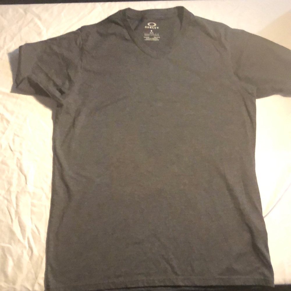 Men Oakley V-Neck T-shirt.
